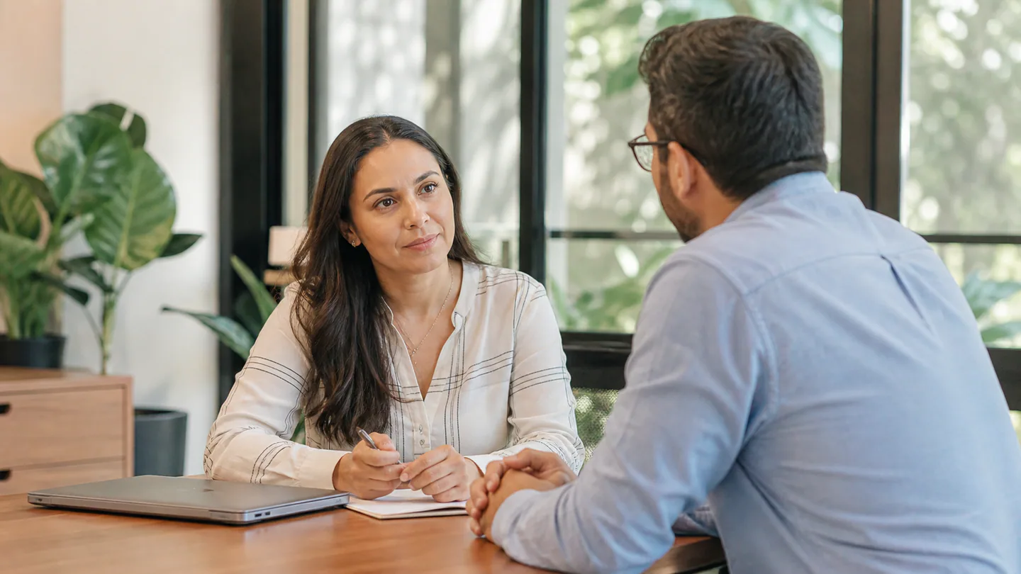Cena que representa saúde mental nas empresas: como criar conversas responsáveis e acolhedoras